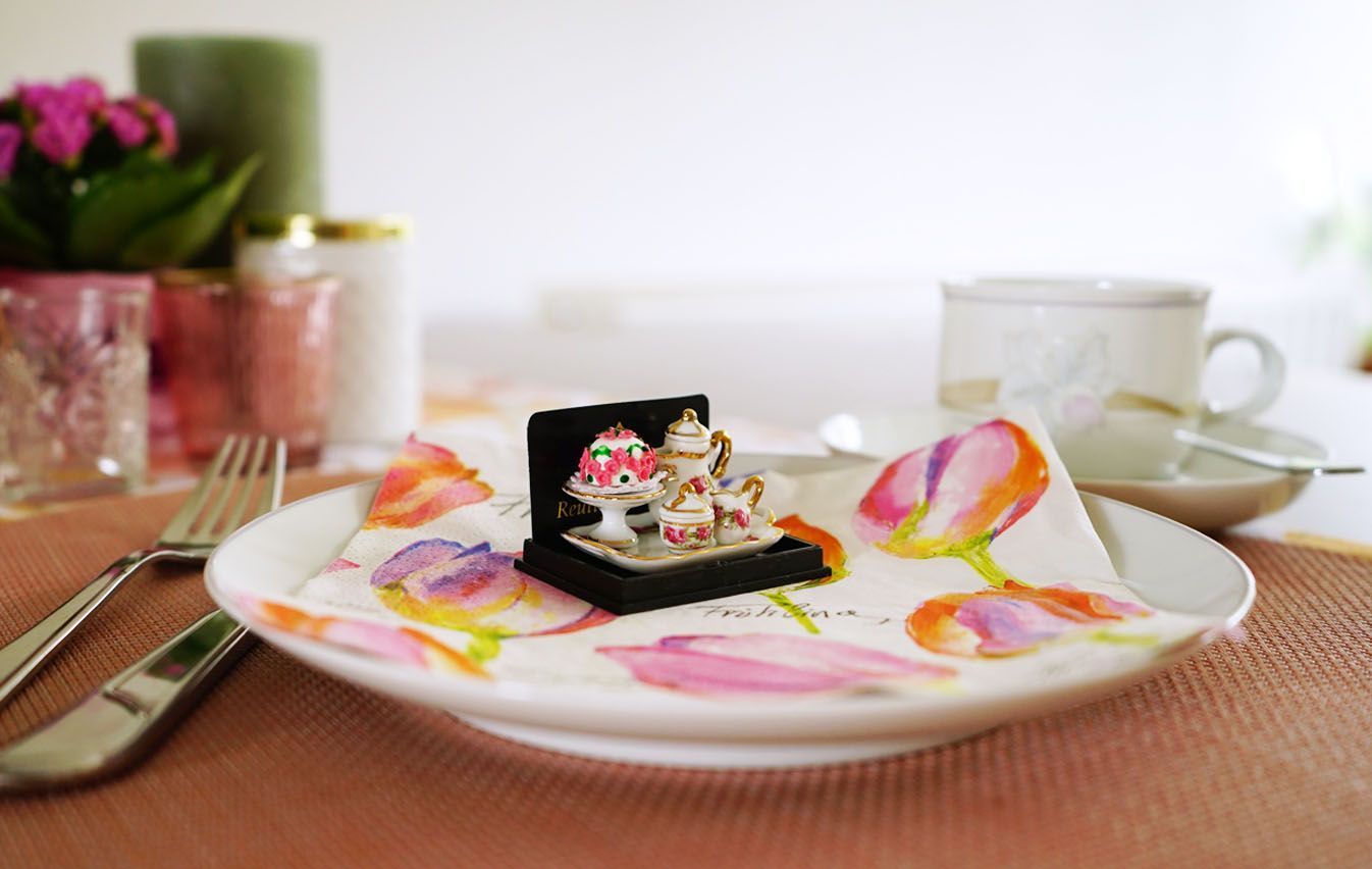 Miniature porcelain service set